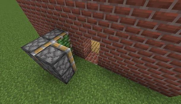How to make a secret door in Minecraft